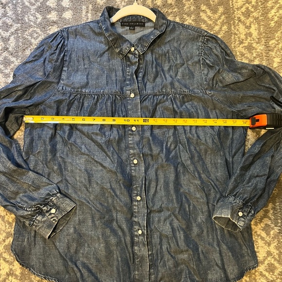 Jane and Delancey Denim Shirt size L love the buttons on this (SKU G106) - Picture 7 of 10
